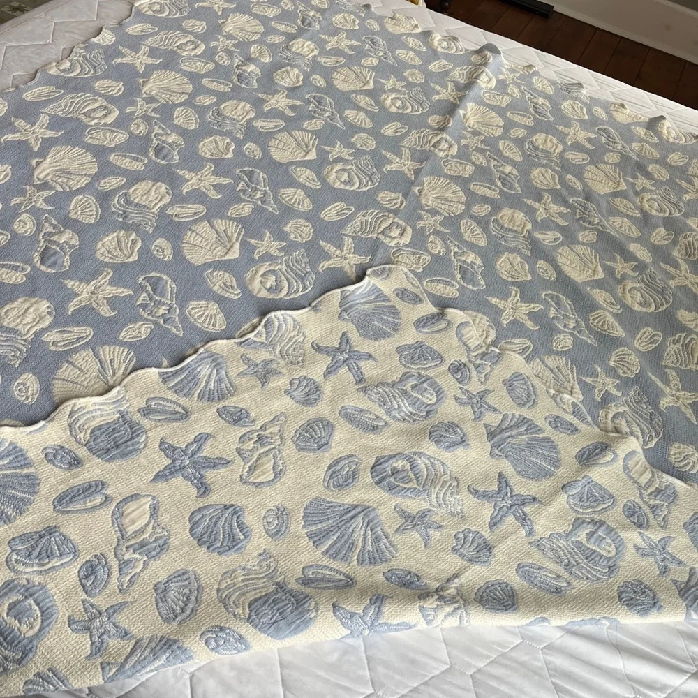 Vintage Reversible Blue/White Textured Cotton Seashell Bedspread/Comforter
